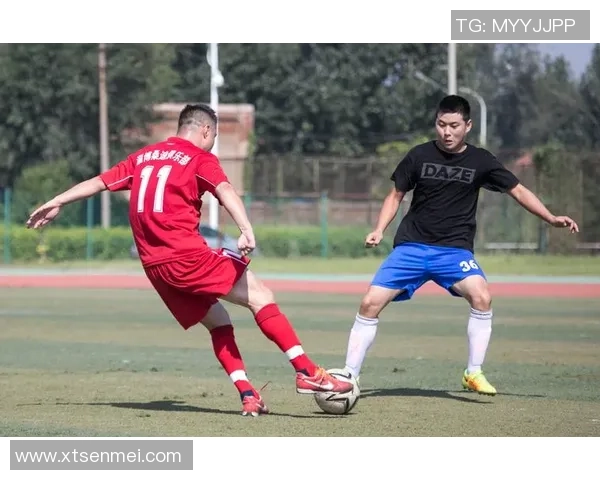 足球巨星同场竞技 展现非凡技艺与默契配合的精彩瞬间